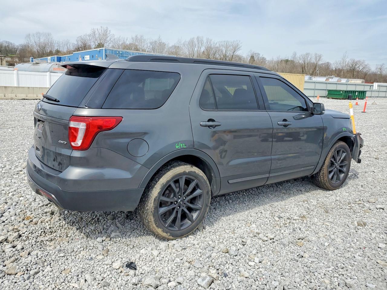 2017 FORD EXPLORER XLT photo 5
