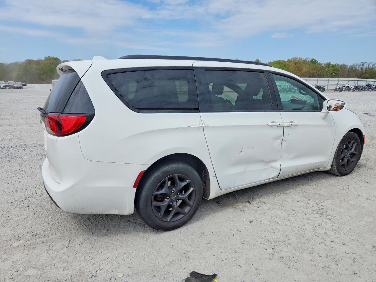 2019 CHRYSLER PACIFICA TOURING L photo 3