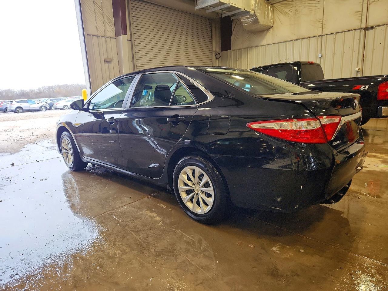 2017 TOYOTA CAMRY LE photo 3