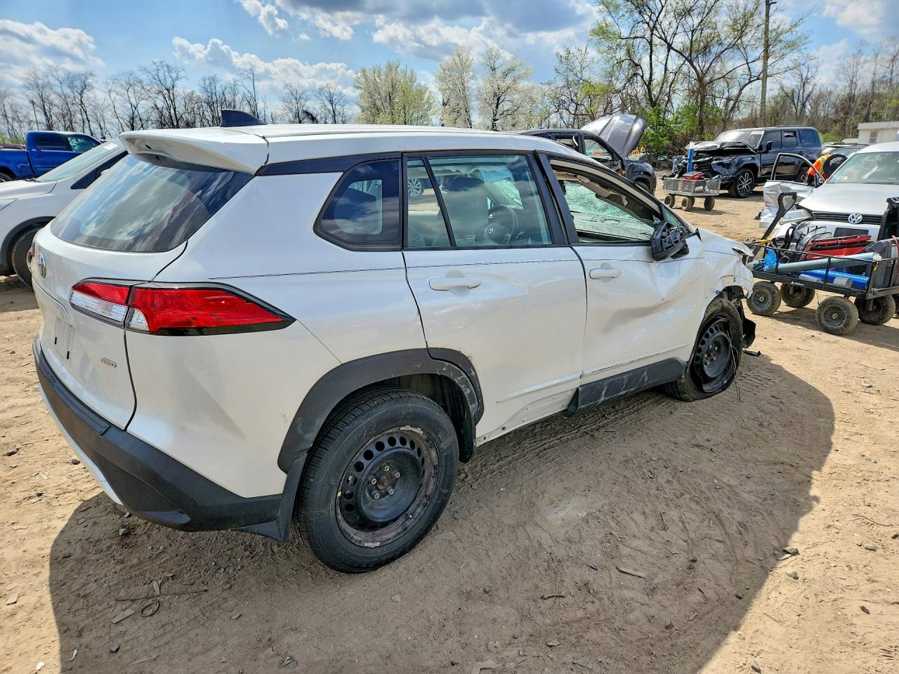 2023 TOYOTA COROLLA CROSS L photo 3