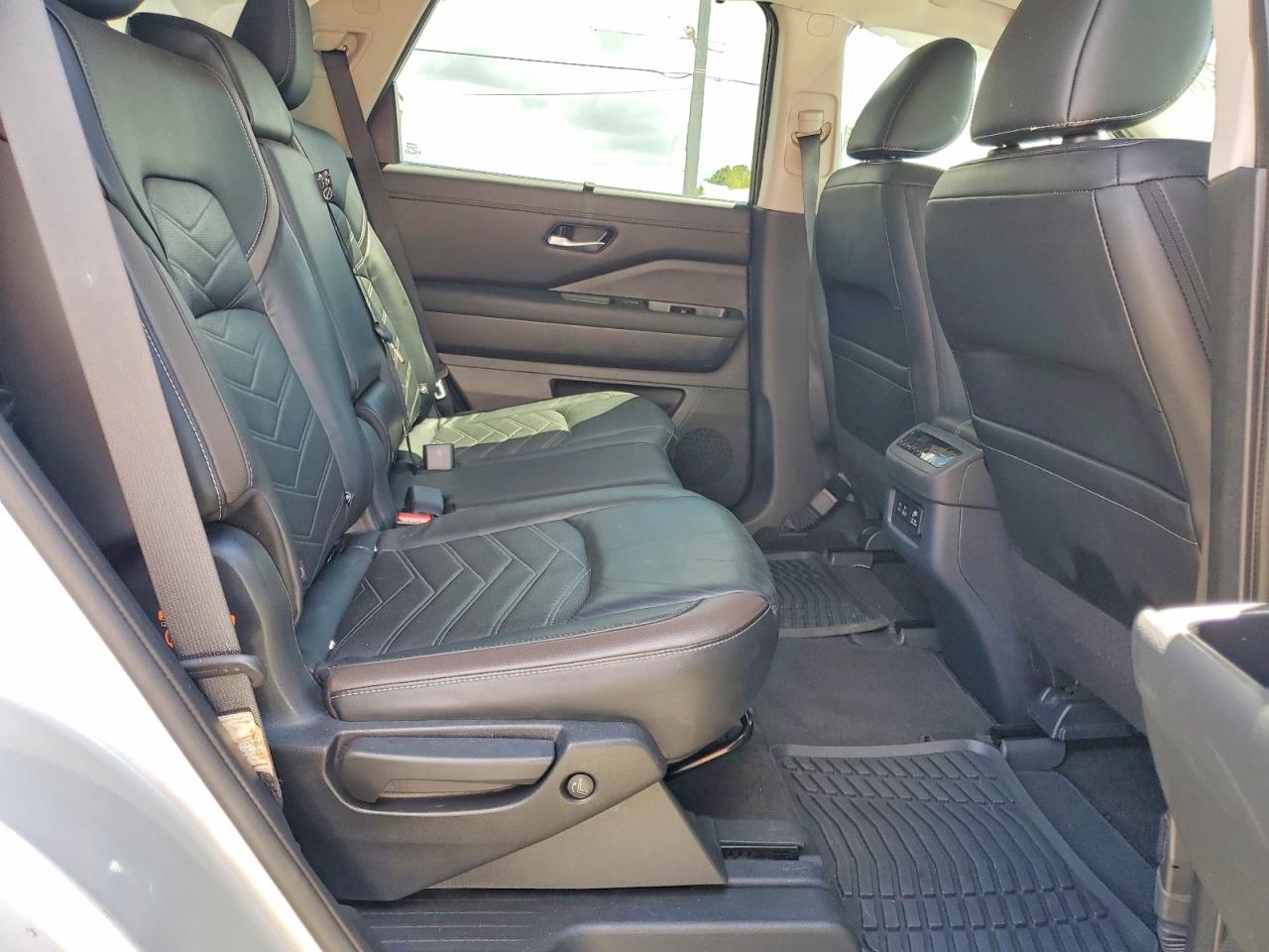 2023 NISSAN PATHFINDER PLATINUM photo 11