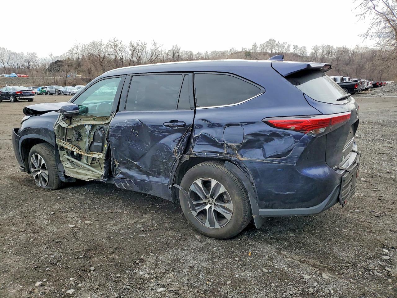 2020 TOYOTA HIGHLANDER XLE photo 4