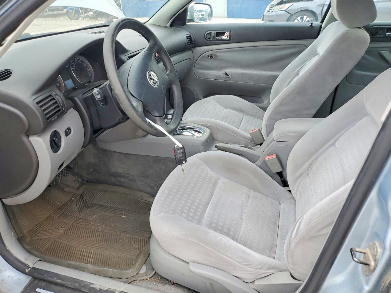 2002 VOLKSWAGEN PASSAT GLS photo 13