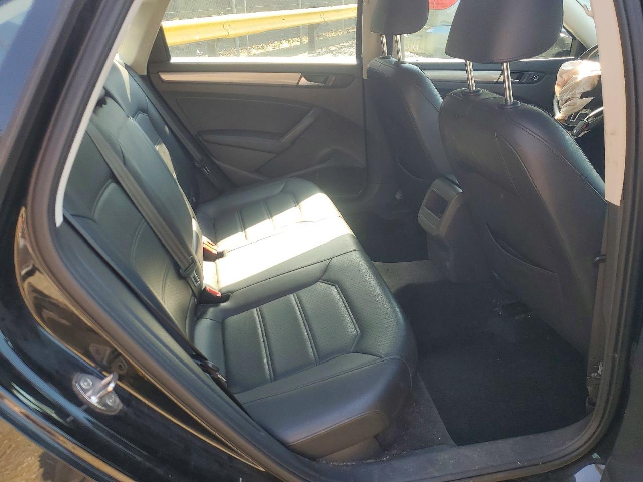 2015 VOLKSWAGEN PASSAT S photo 19