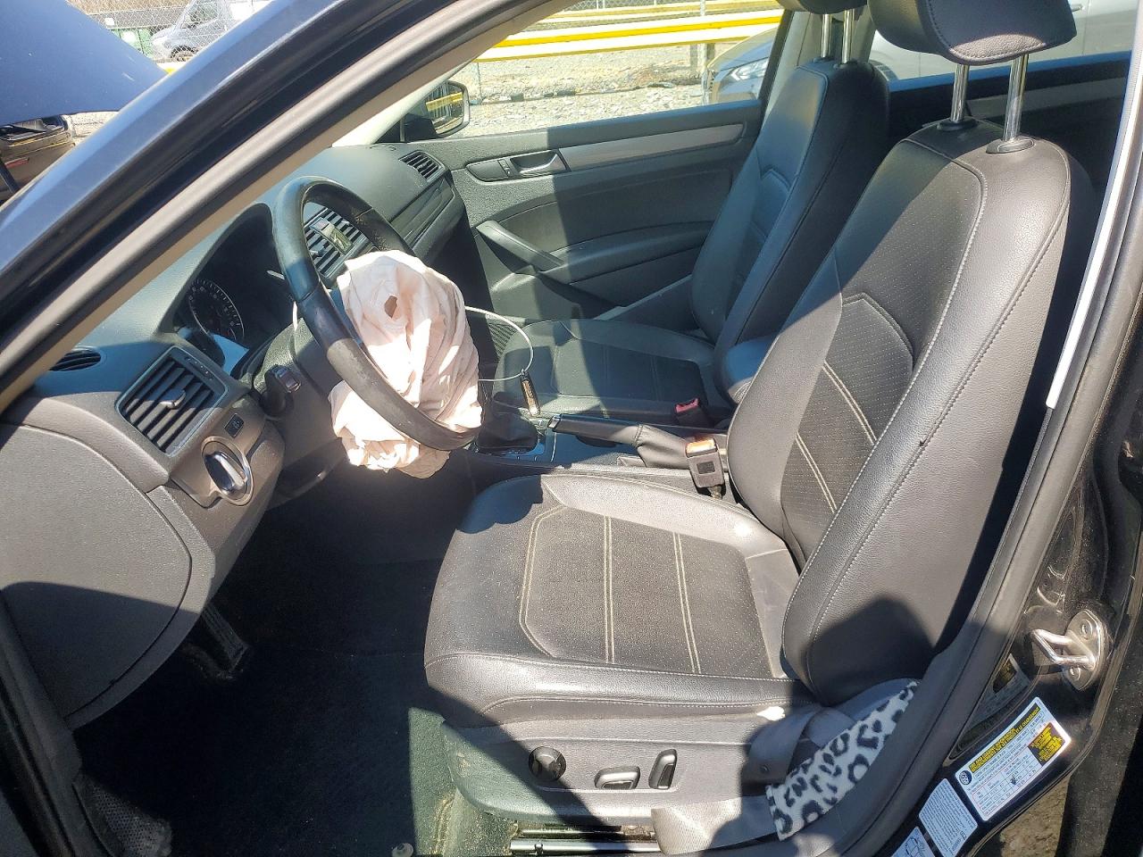 2015 VOLKSWAGEN PASSAT S photo 13