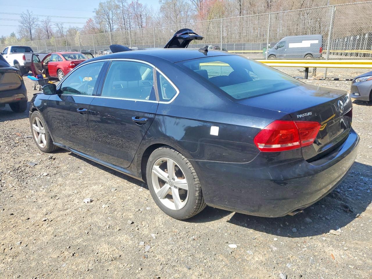 2015 VOLKSWAGEN PASSAT S photo 3