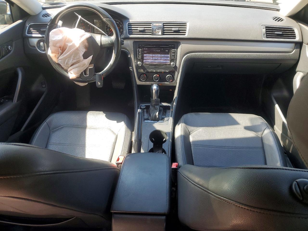 2015 VOLKSWAGEN PASSAT S photo 15