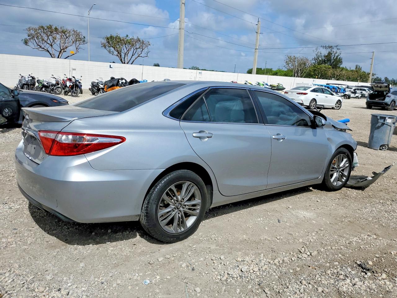 2017 TOYOTA CAMRY SE photo 3