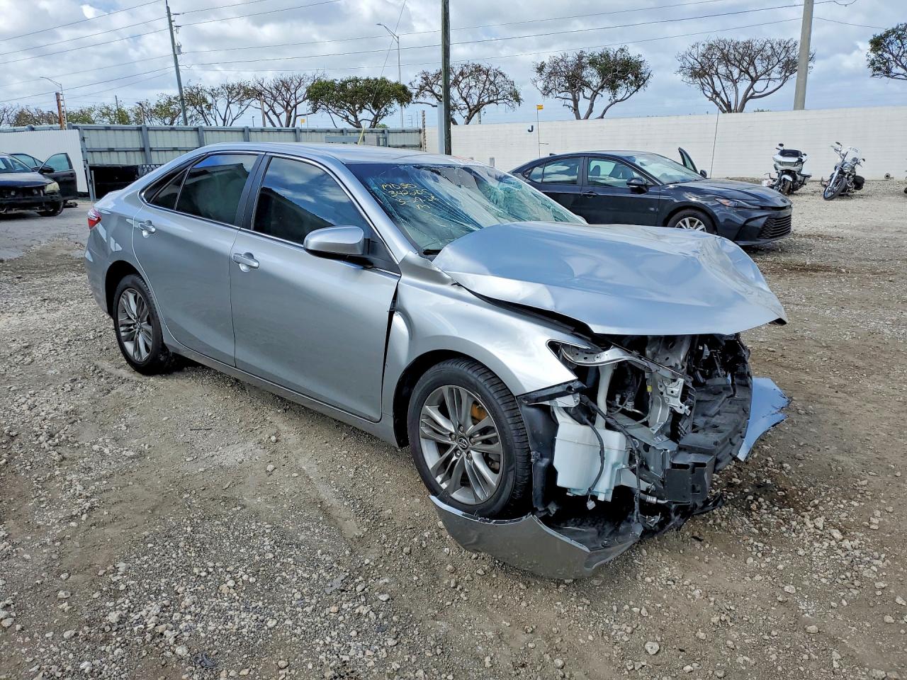 2017 TOYOTA CAMRY SE photo 4
