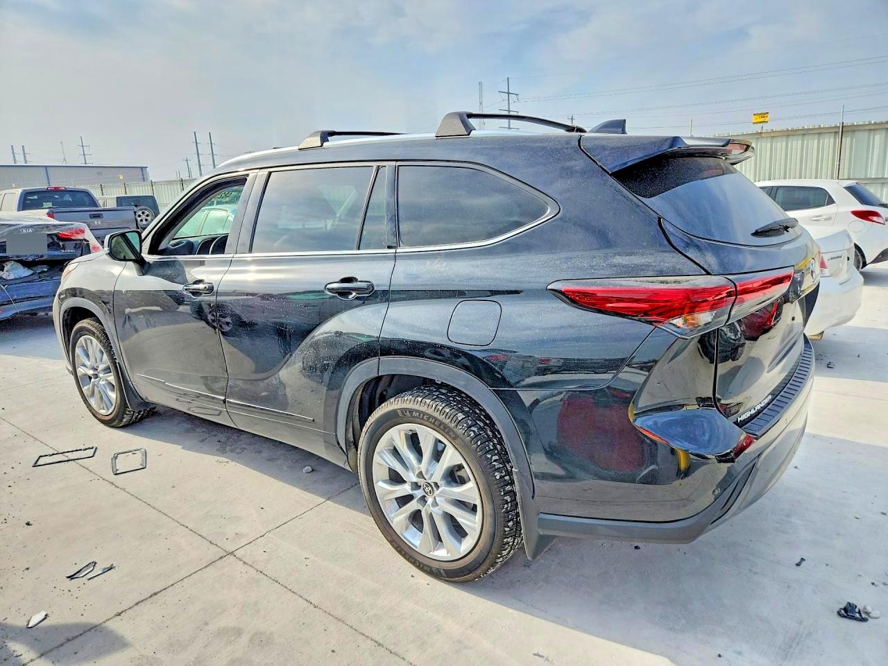 2022 TOYOTA HIGHLANDER LIMITED photo 4