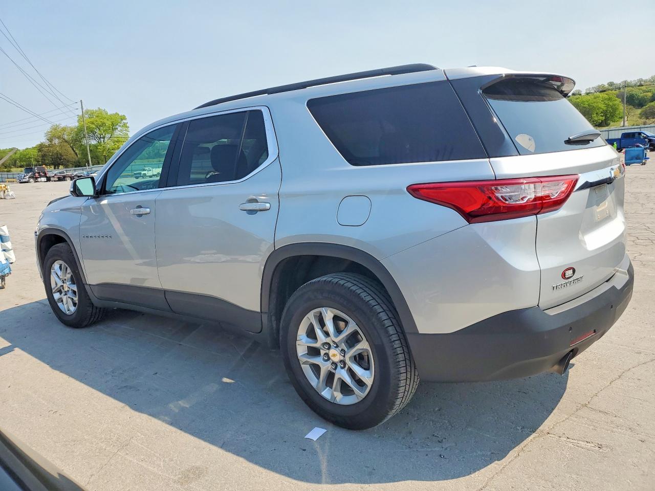 2020 CHEVROLET TRAVERSE LT photo 3