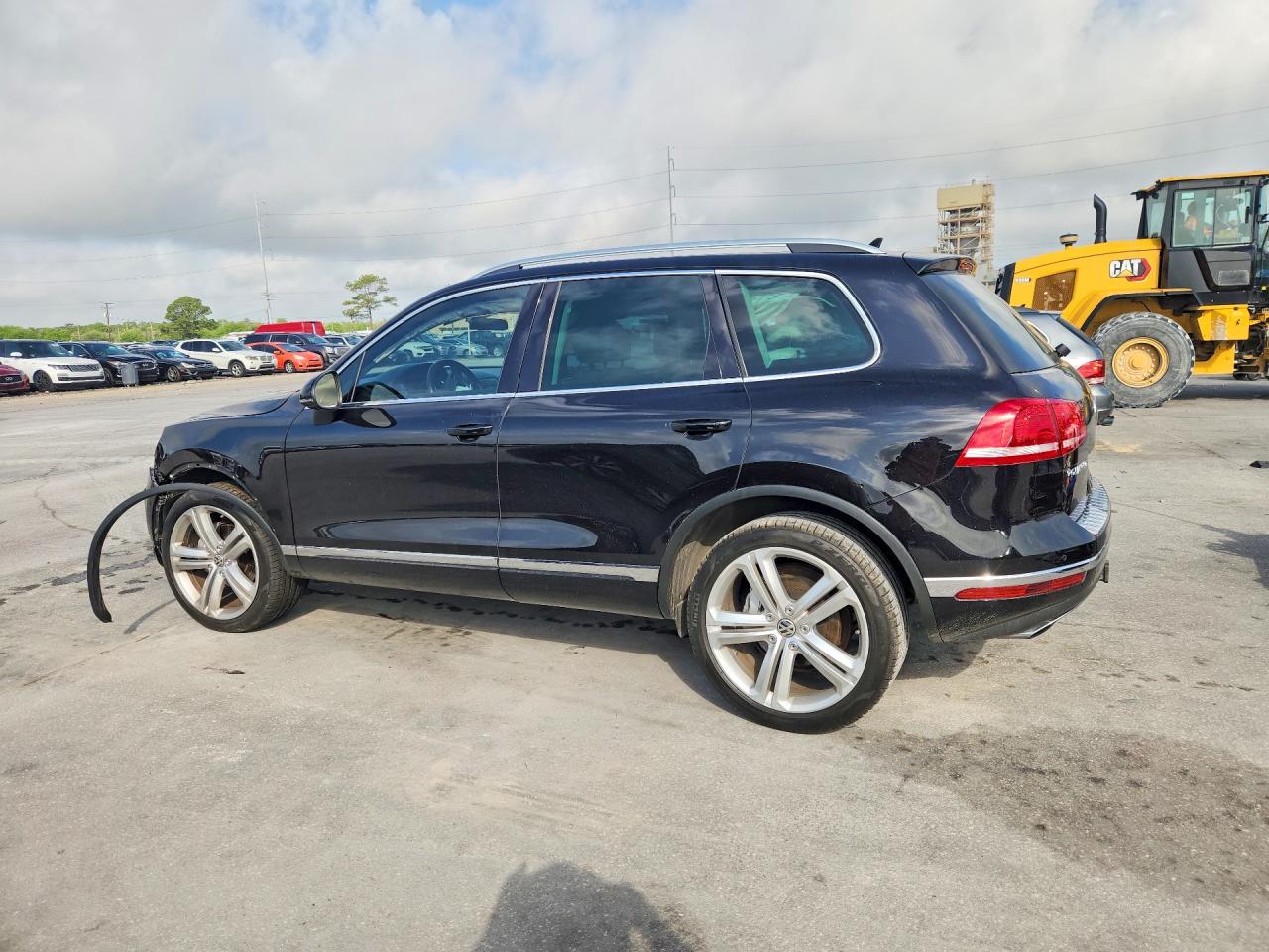 2017 VOLKSWAGEN TOUAREG EXECUTIVE photo 3