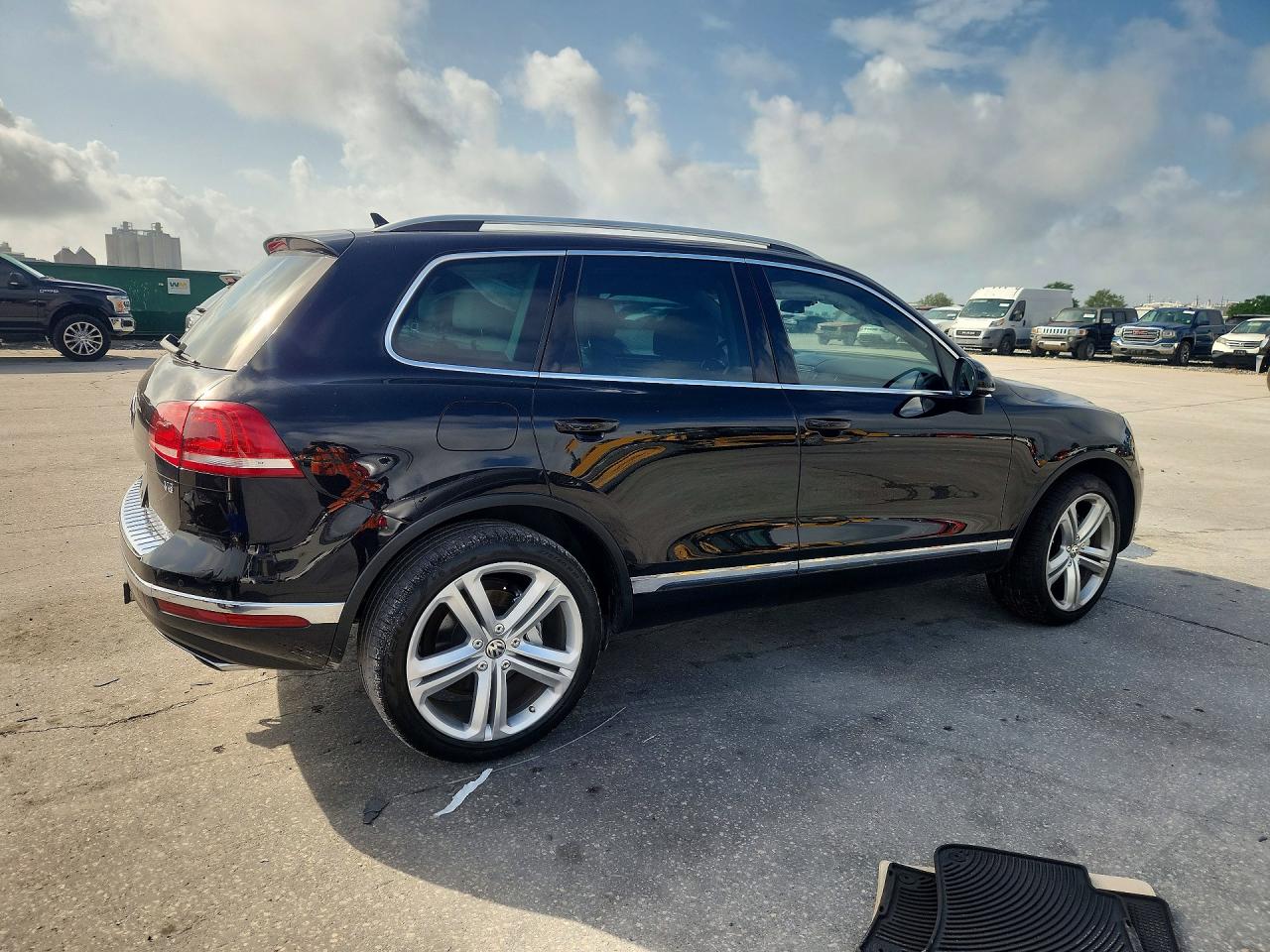 2017 VOLKSWAGEN TOUAREG EXECUTIVE photo 5