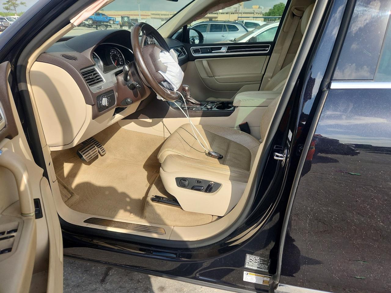 2017 VOLKSWAGEN TOUAREG EXECUTIVE photo 13