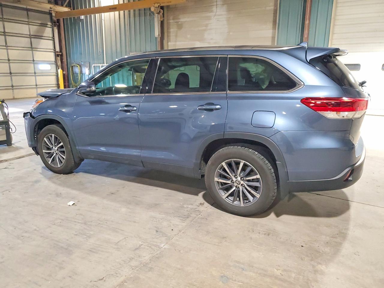 2019 TOYOTA HIGHLANDER XLE photo 2