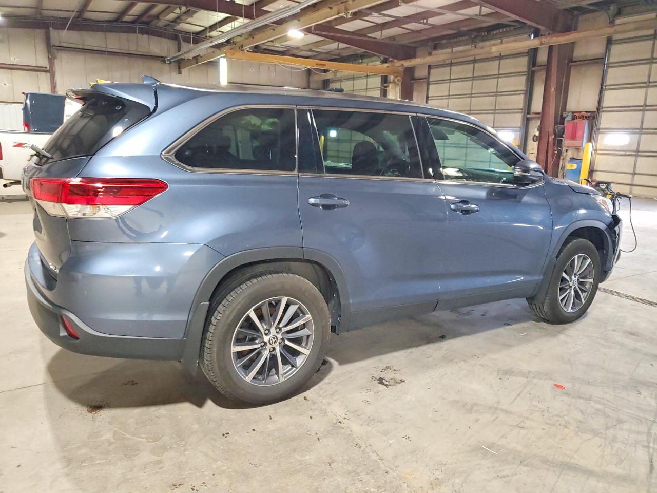 2019 TOYOTA HIGHLANDER XLE photo 3