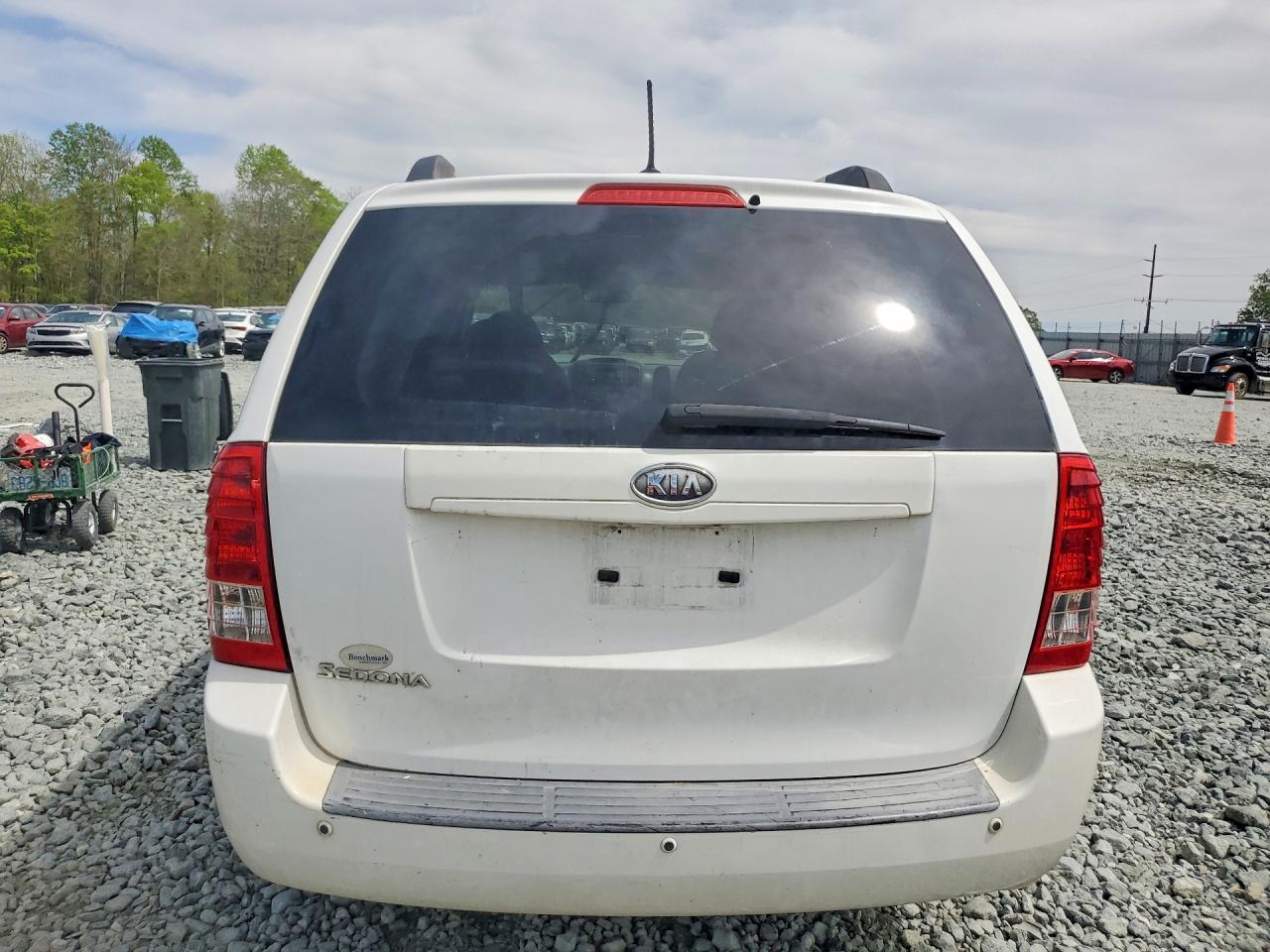 2011 KIA SEDONA LX photo 16
