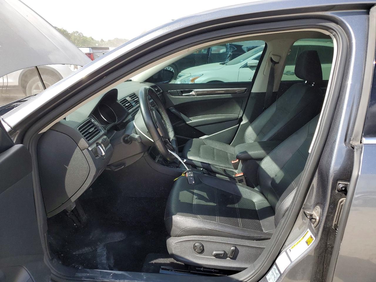 2018 VOLKSWAGEN PASSAT SE photo 13