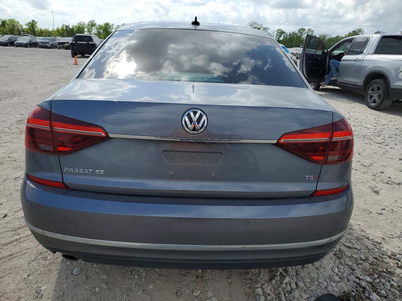2018 VOLKSWAGEN PASSAT SE photo 11