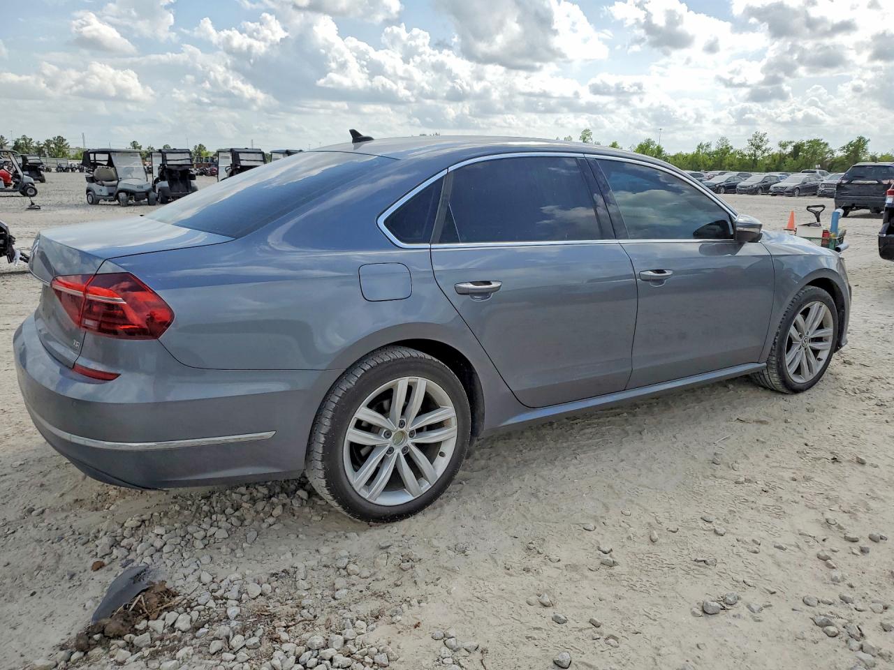 2018 VOLKSWAGEN PASSAT SE photo 5