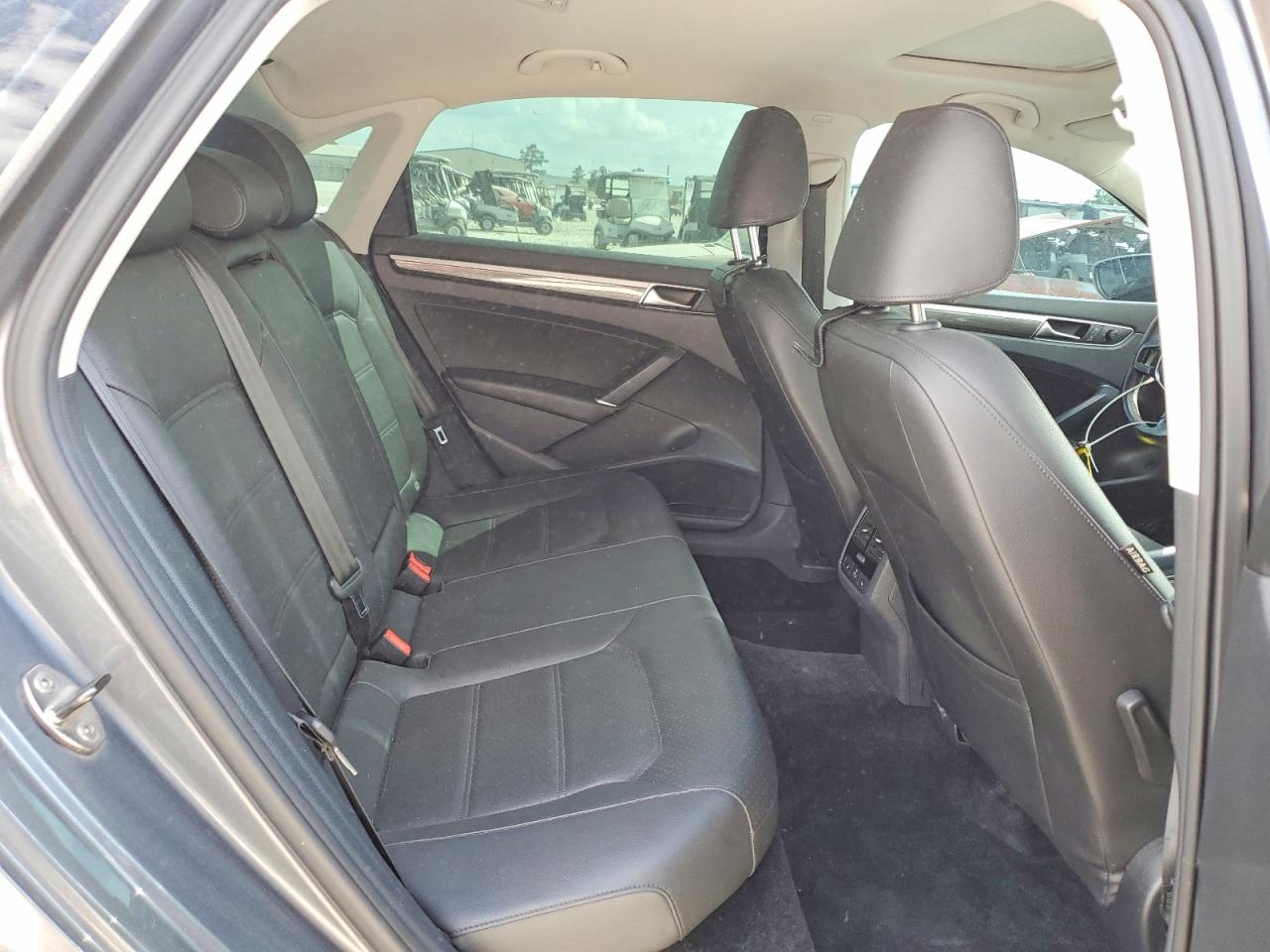 2018 VOLKSWAGEN PASSAT SE photo 19