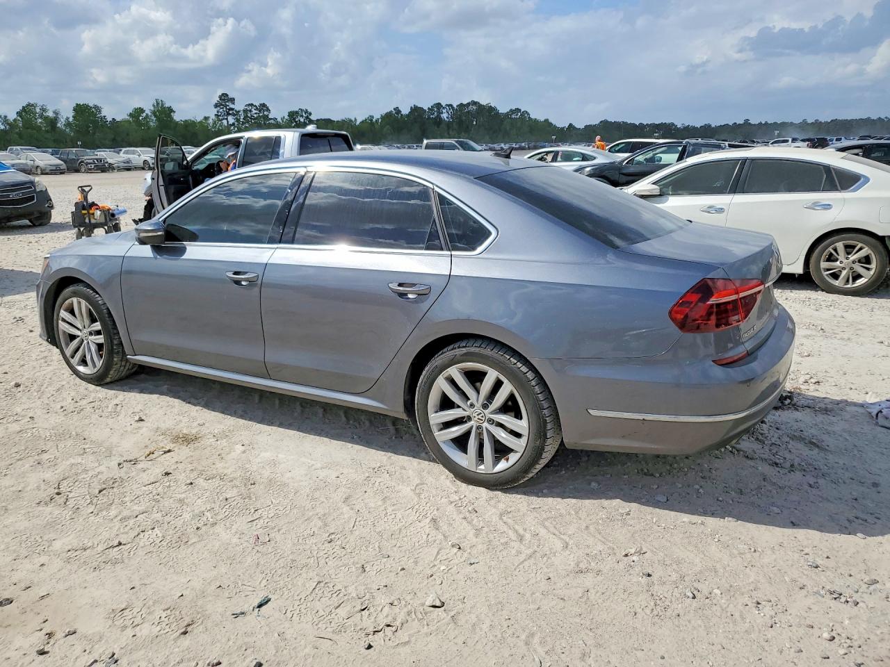 2018 VOLKSWAGEN PASSAT SE photo 3