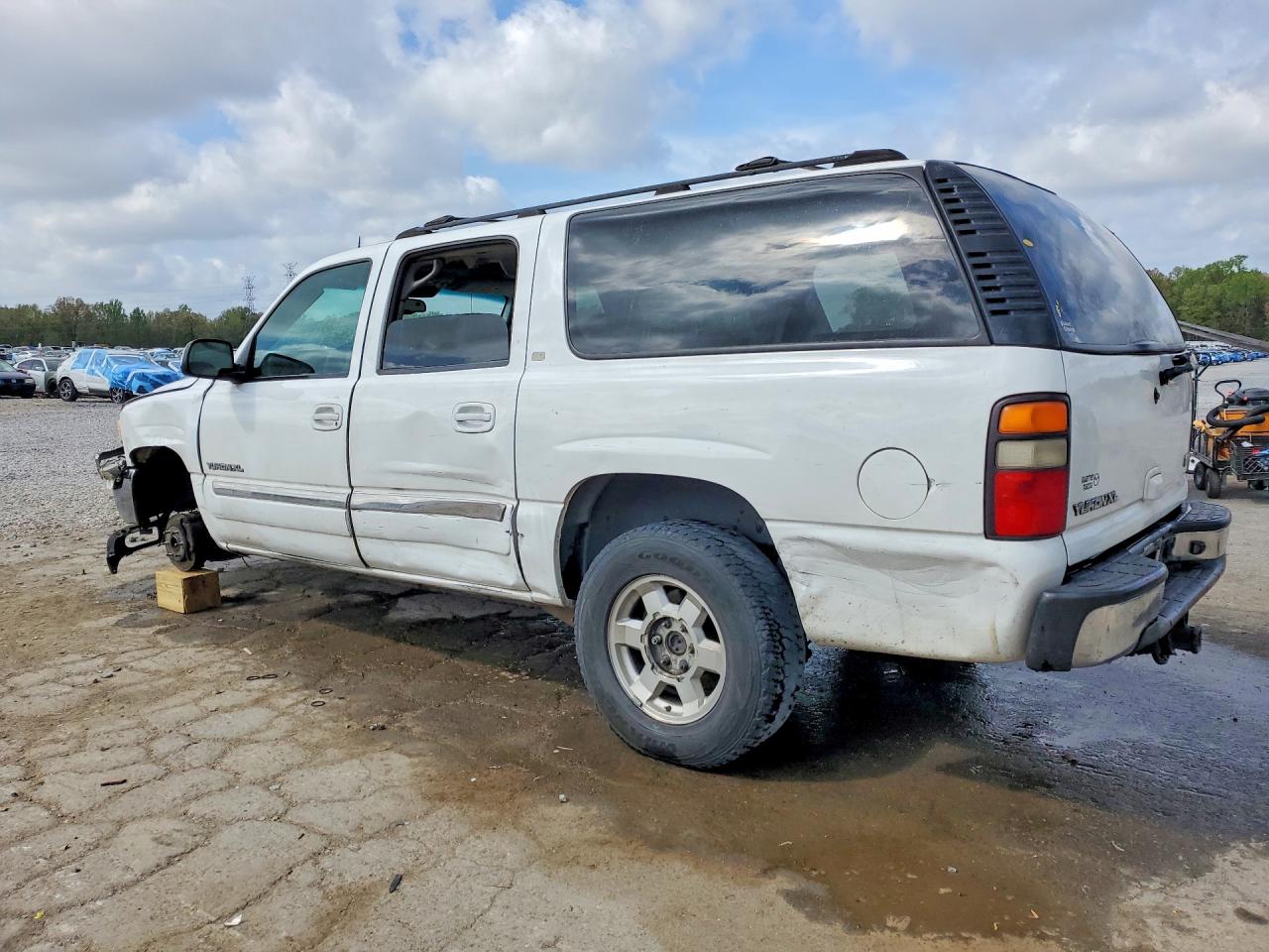 2004 GMC YUKON XL C1500 photo 3