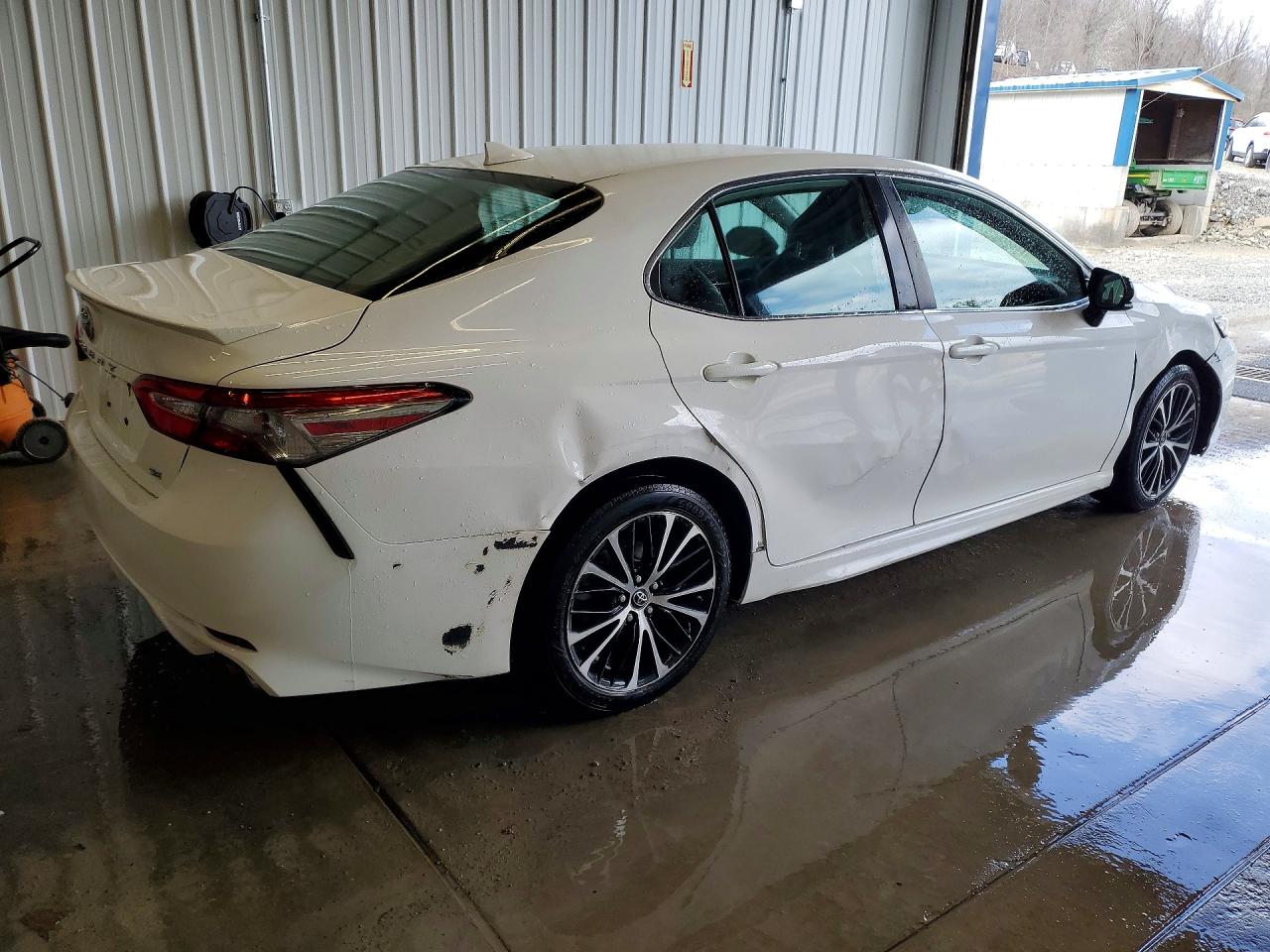 2019 TOYOTA CAMRY SE photo 3
