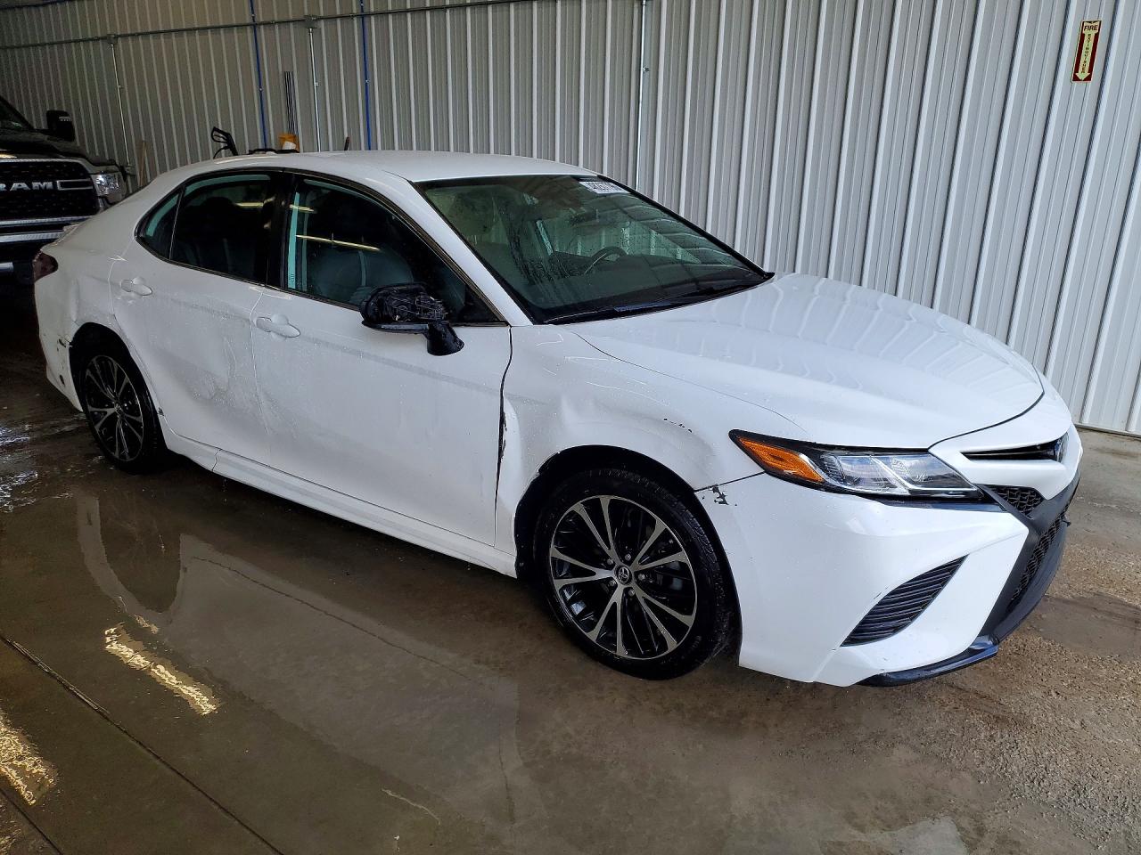 2019 TOYOTA CAMRY SE photo 4