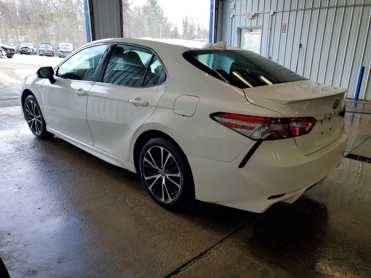 2019 TOYOTA CAMRY SE photo 2