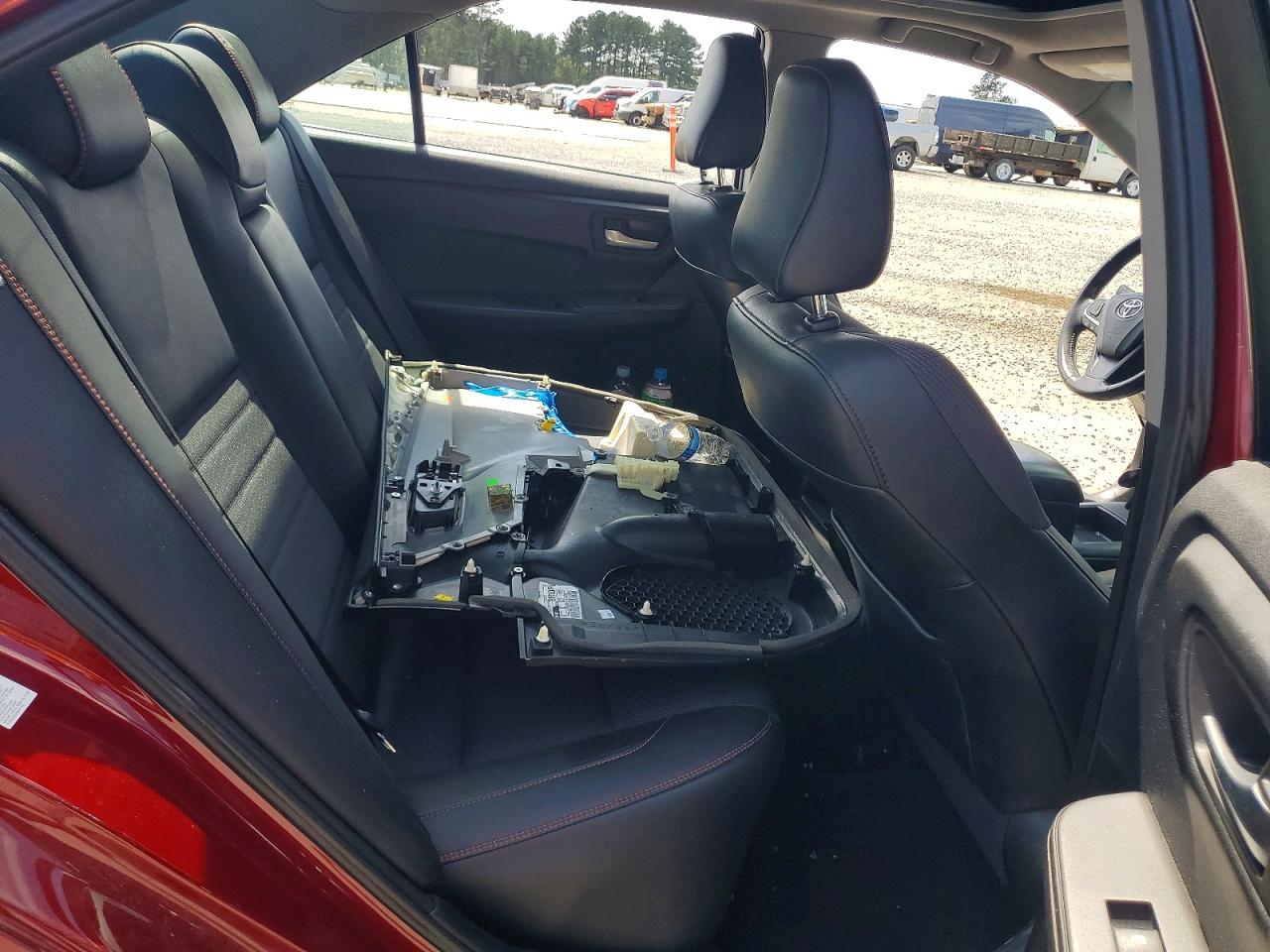 2016 TOYOTA CAMRY SE photo 19