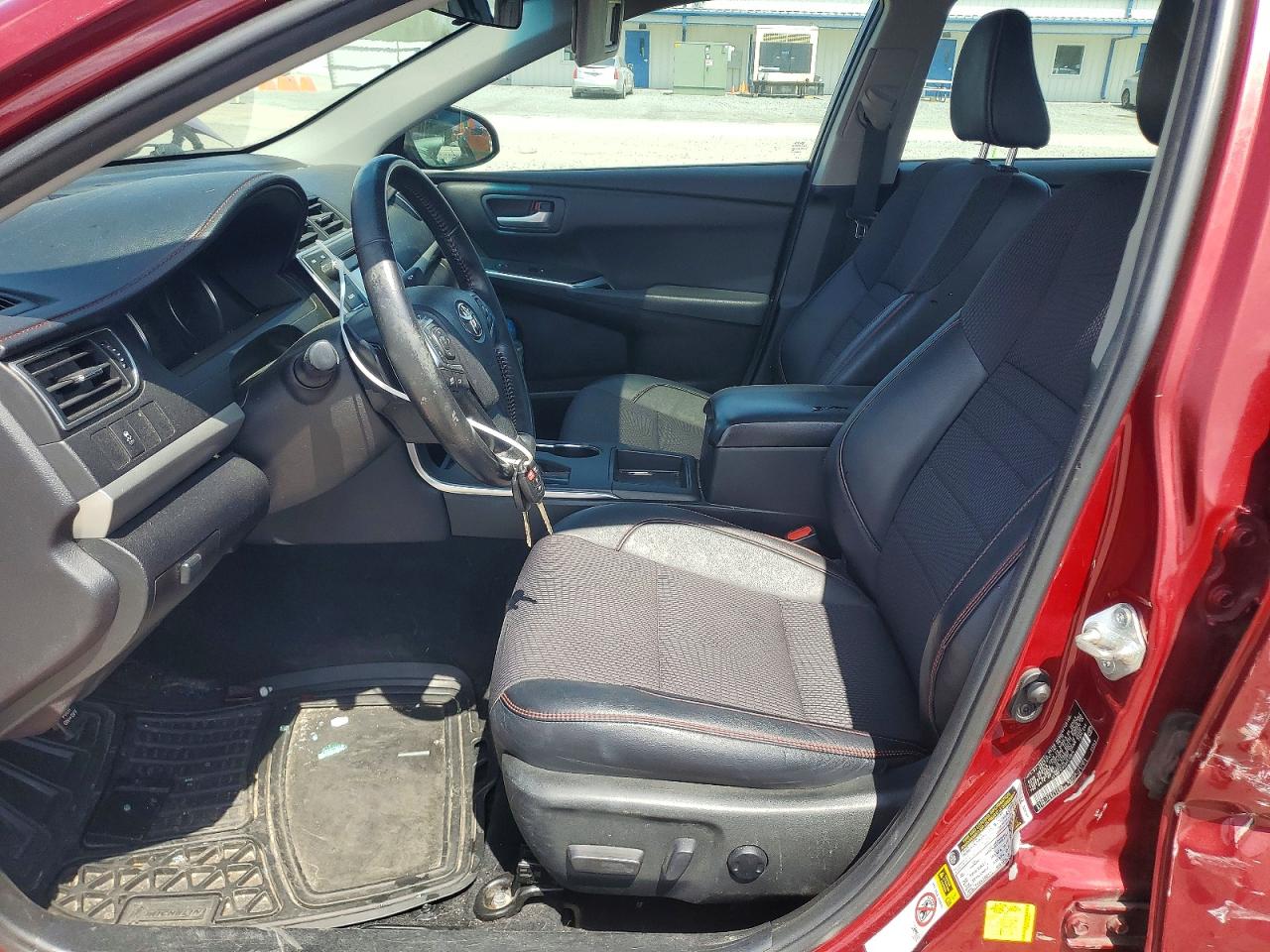 2016 TOYOTA CAMRY SE photo 13