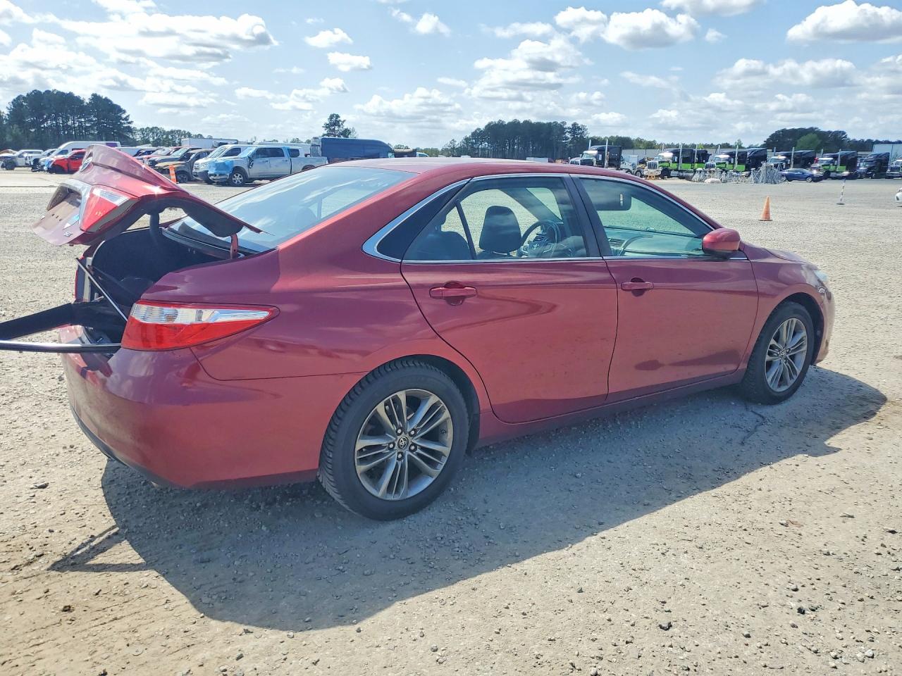 2016 TOYOTA CAMRY SE photo 5