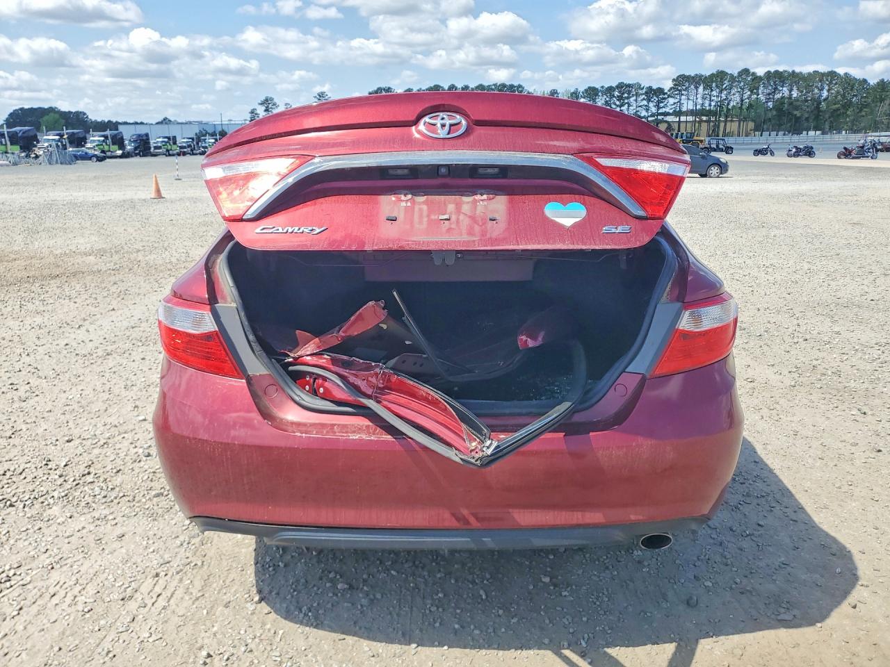 2016 TOYOTA CAMRY SE photo 11