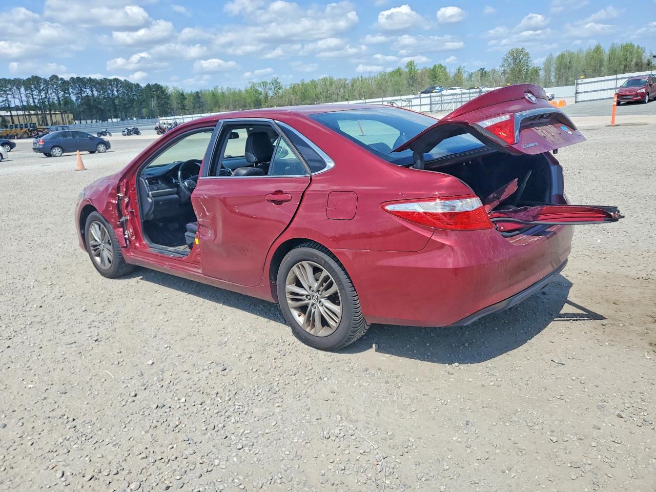 2016 TOYOTA CAMRY SE photo 3