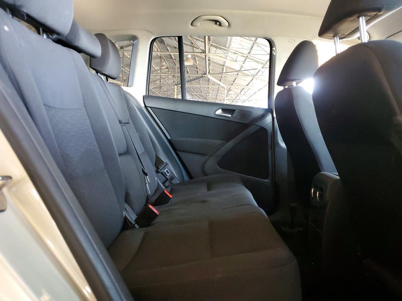 2013 VOLKSWAGEN TIGUAN S photo 28