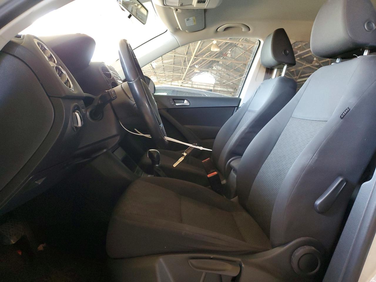 2013 VOLKSWAGEN TIGUAN S photo 19