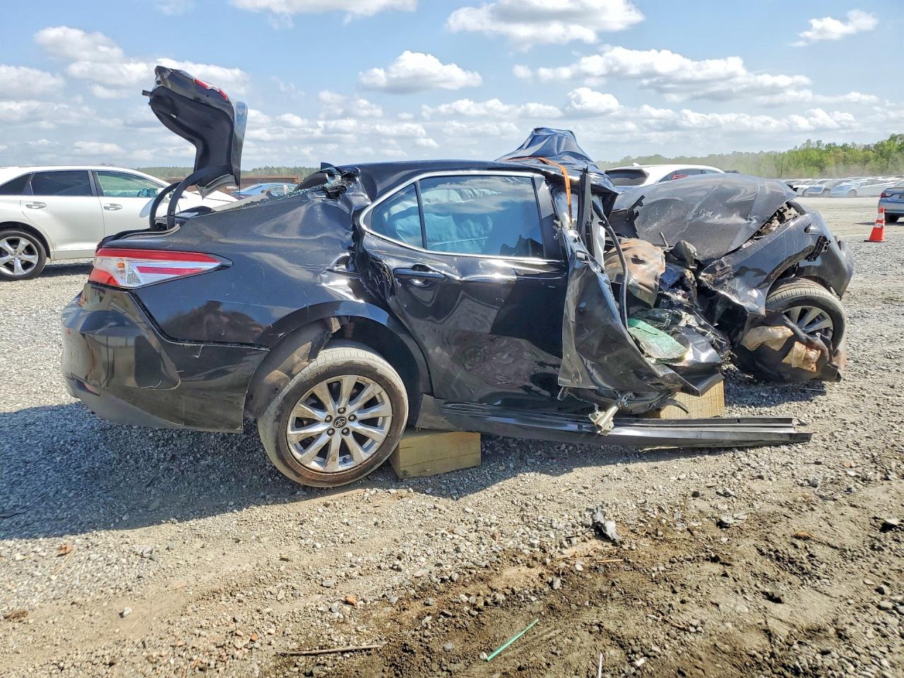 2019 TOYOTA CAMRY LE photo 5