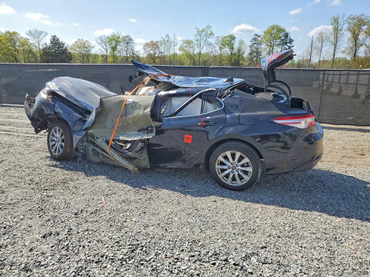 2019 TOYOTA CAMRY LE photo 3