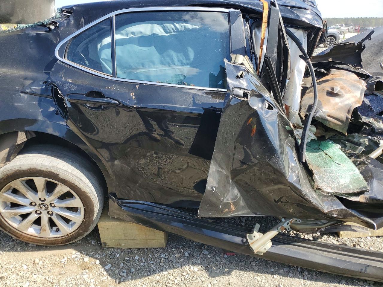 2019 TOYOTA CAMRY LE photo 19