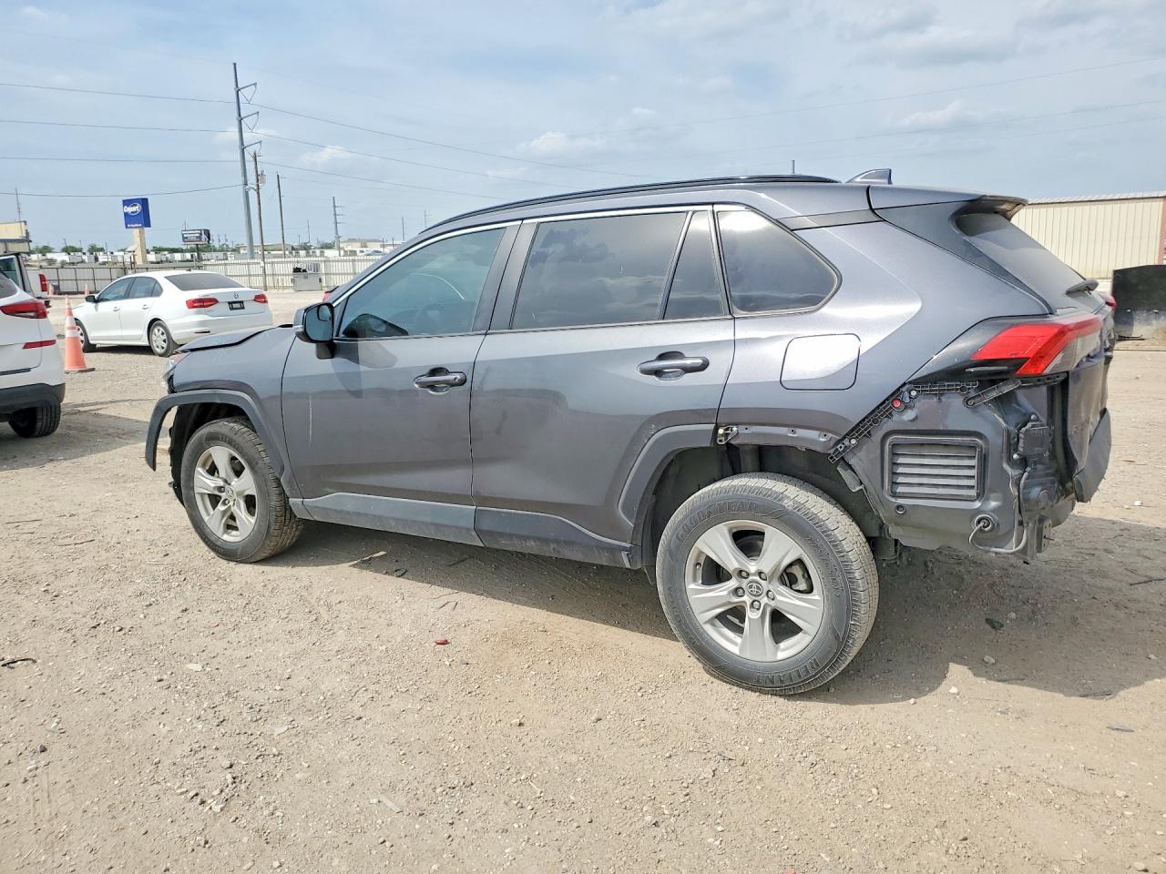 2021 TOYOTA RAV4 XLE photo 3