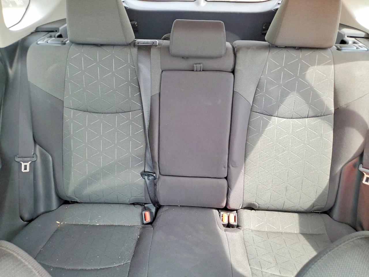 2021 TOYOTA RAV4 XLE photo 19