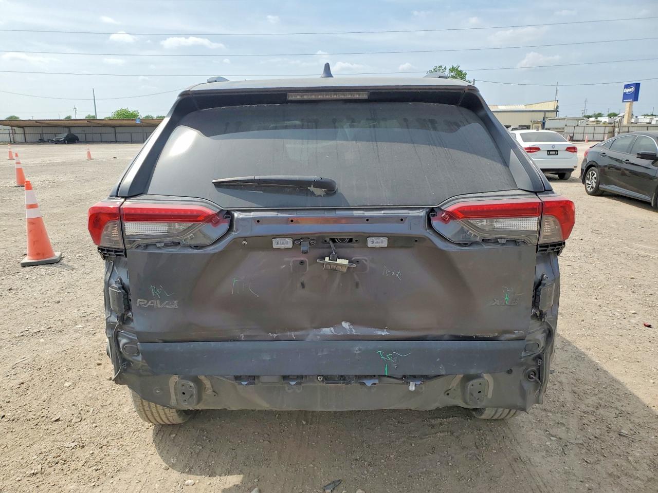 2021 TOYOTA RAV4 XLE photo 11