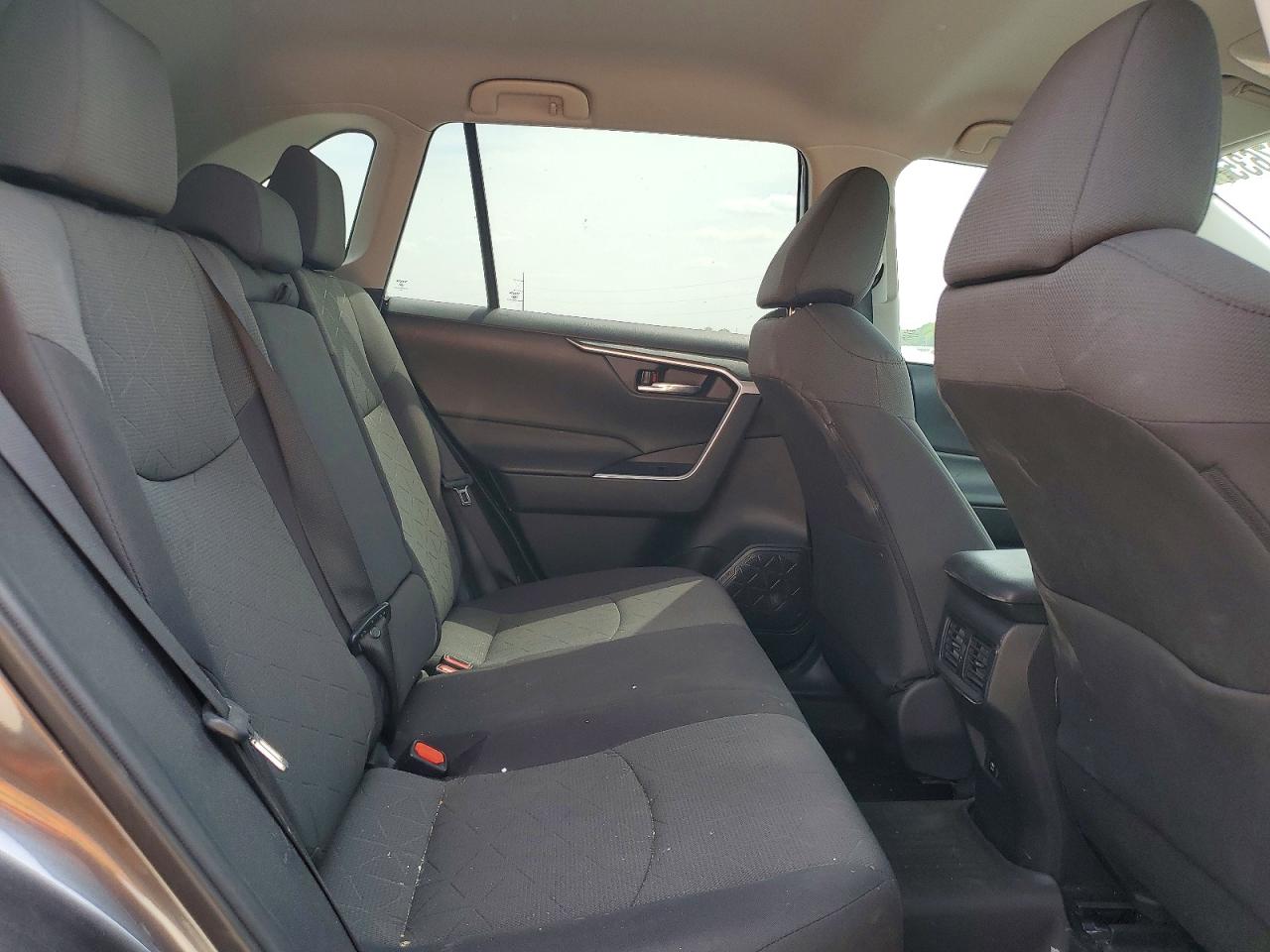 2021 TOYOTA RAV4 XLE photo 21