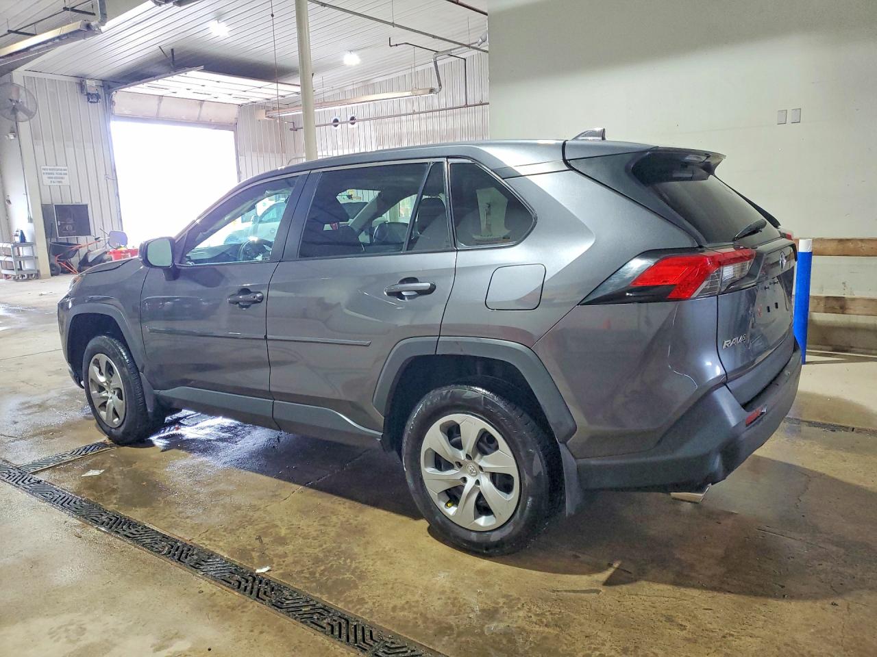 2022 TOYOTA RAV4 LE photo 3