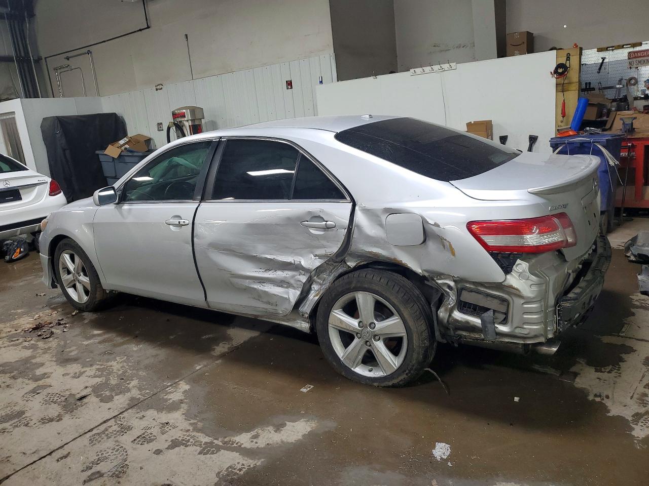 2011 TOYOTA CAMRY SE photo 3