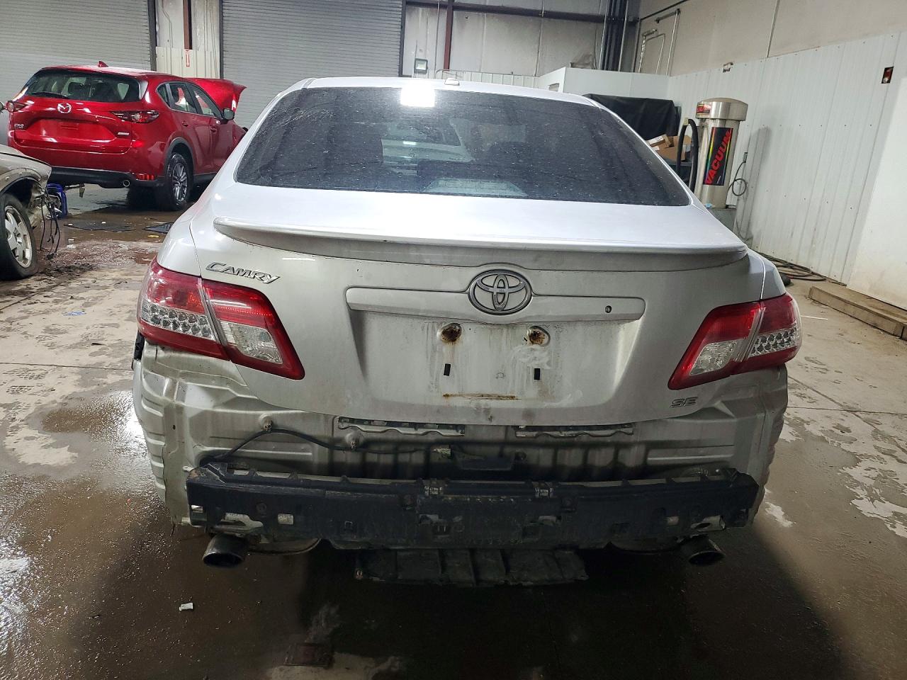 2011 TOYOTA CAMRY SE photo 11