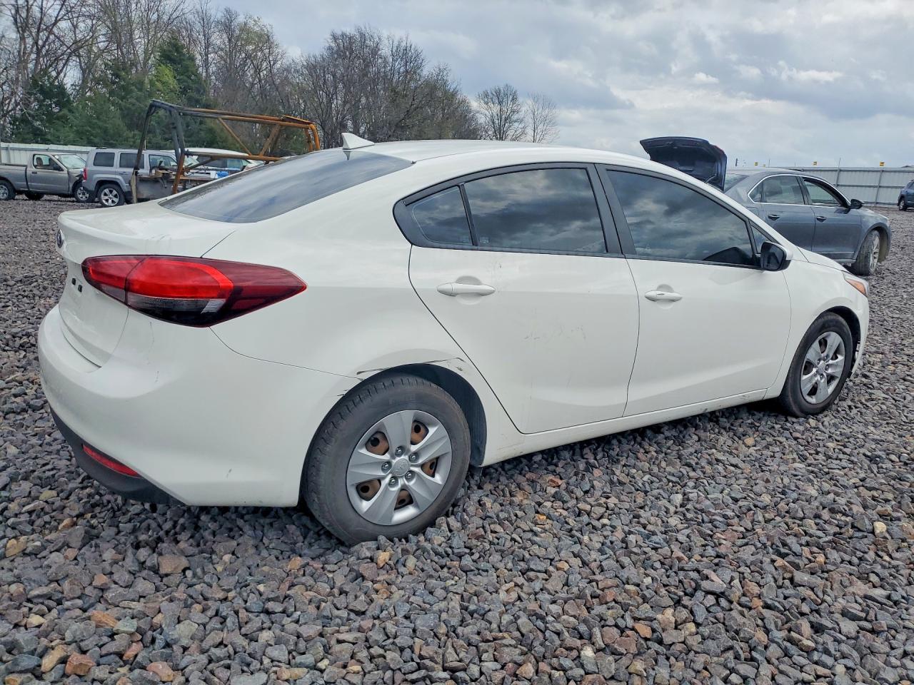 2017 KIA FORTE LX photo 5