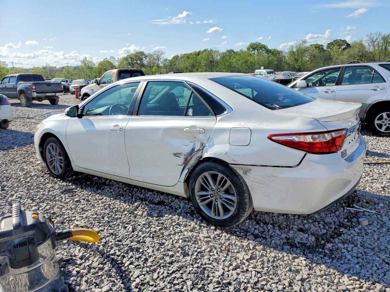 2017 TOYOTA CAMRY SE photo 3