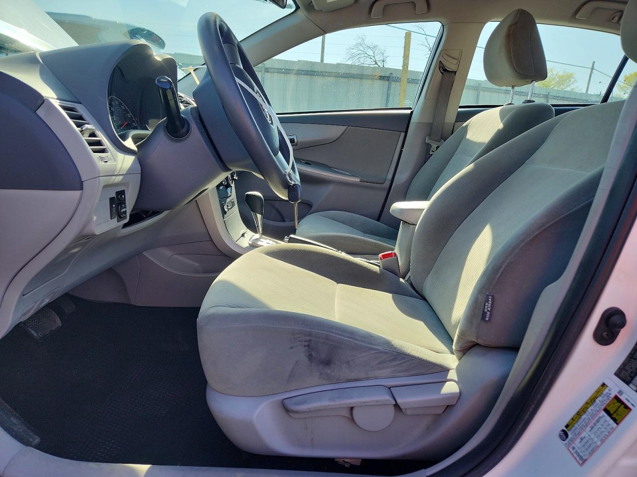 2010 TOYOTA COROLLA LE photo 19